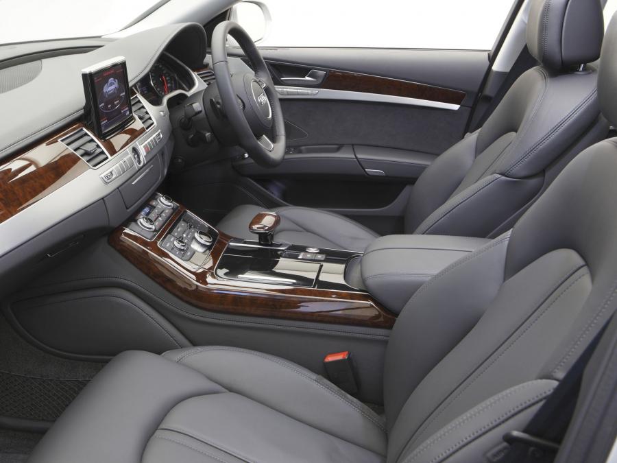 Интерьер Audi A8 4.2 FSI Quattro (D4) 2010 года  (AU) (фото 5 из 17)